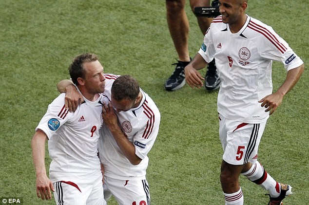 Niềm vui của Đan Mạch sau khi Krohn-Dehli ghi bàn.